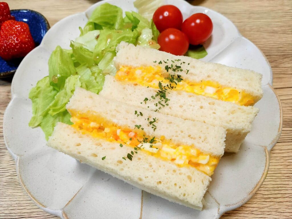 半熟卵のサンドイッチとレタスサラダ