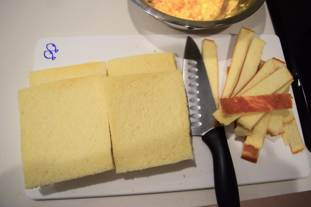 卵サンドの作り方(パンの耳を全て切り落とした食パン)
