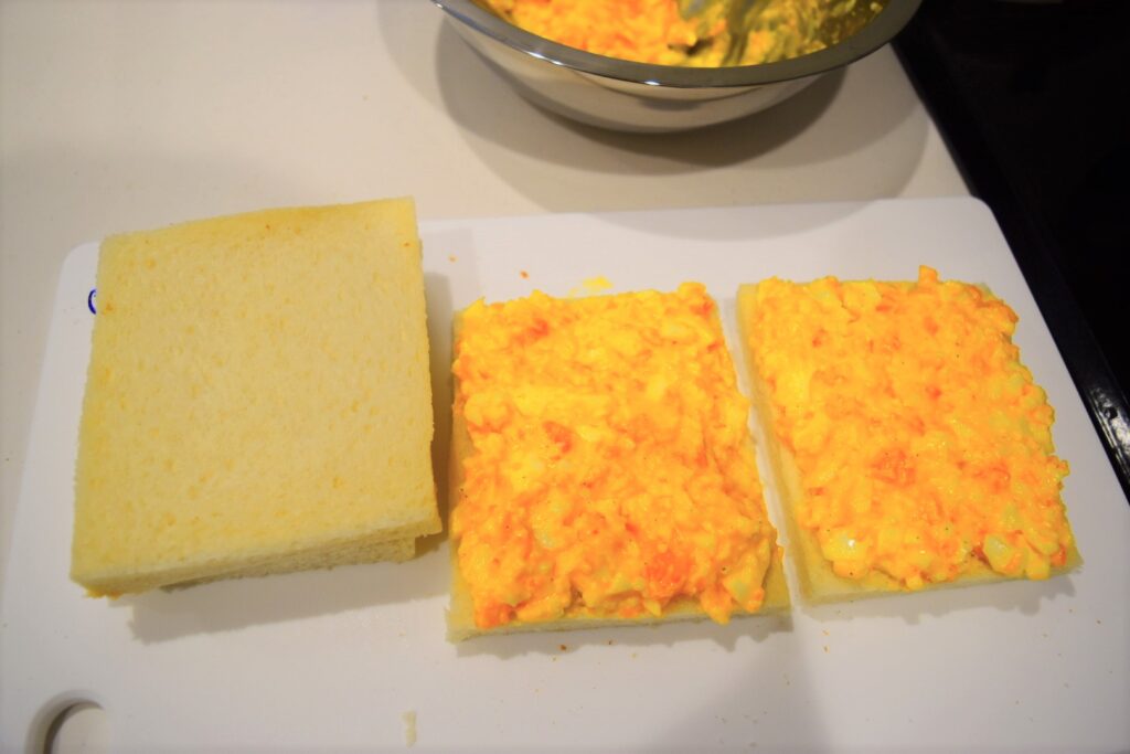 卵サンドの作り方(食パンに卵ソースを塗る)