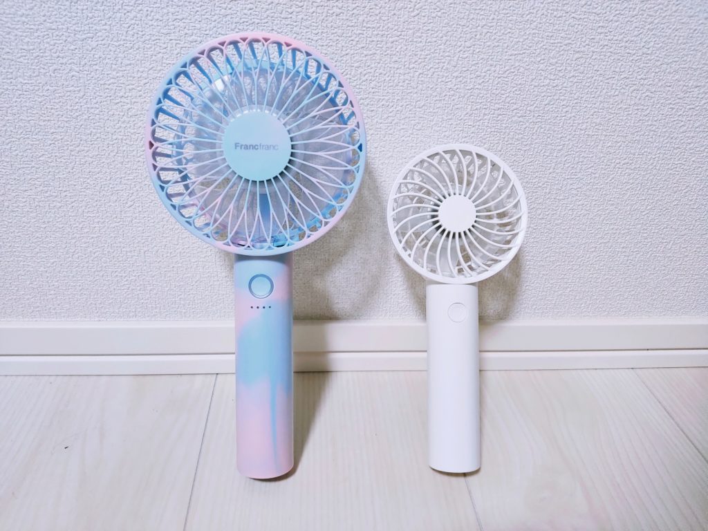 マーブル色と白色のハンディファン