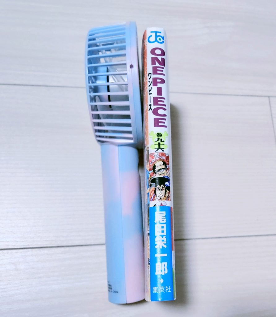 ハンディファンと漫画の厚さ比較