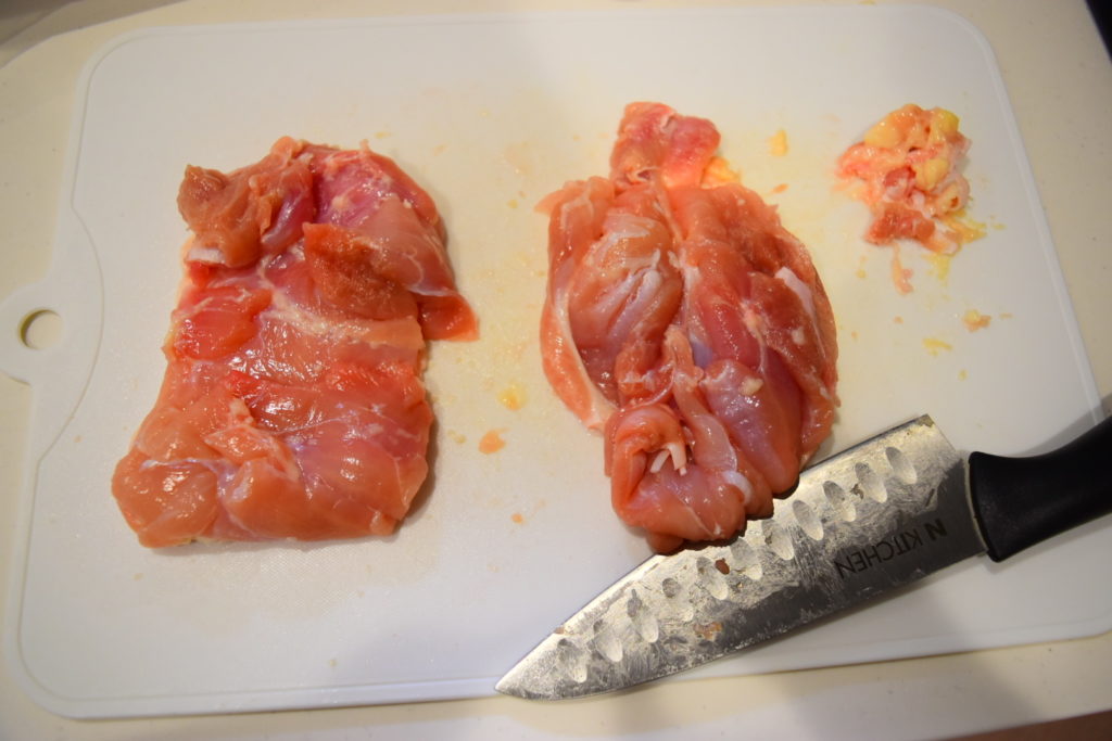 まな板の上に2つの鶏もも肉