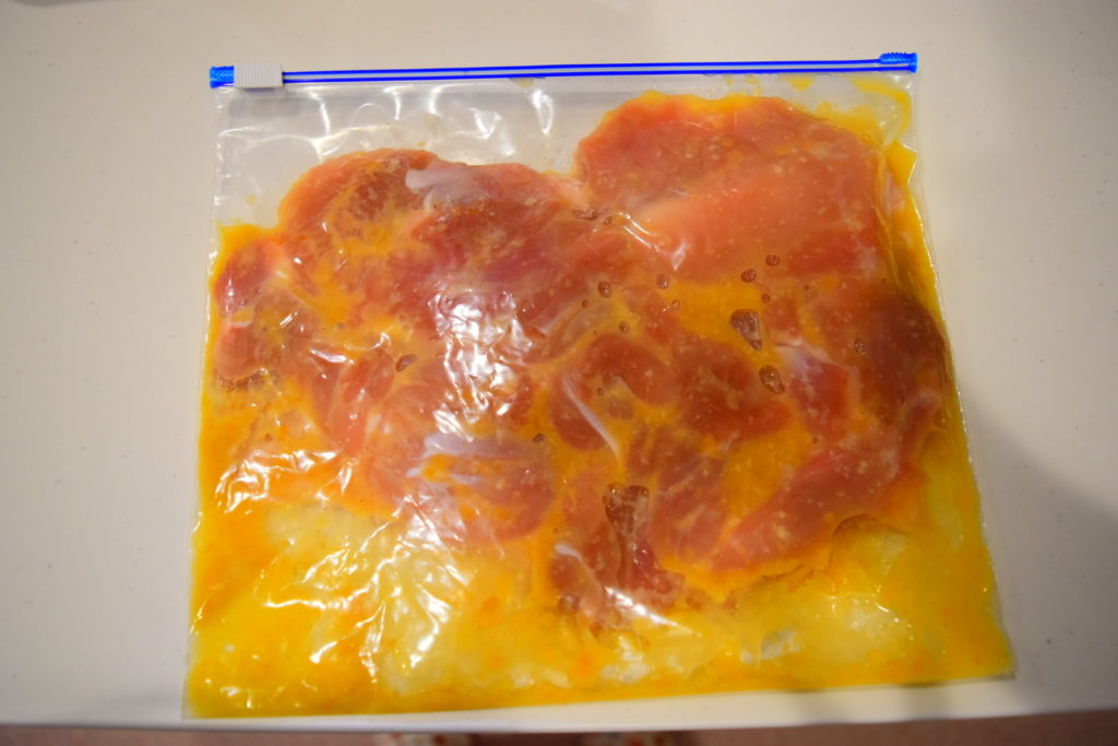 味噌焼き用の調味料が入った袋に鶏もも肉2つ