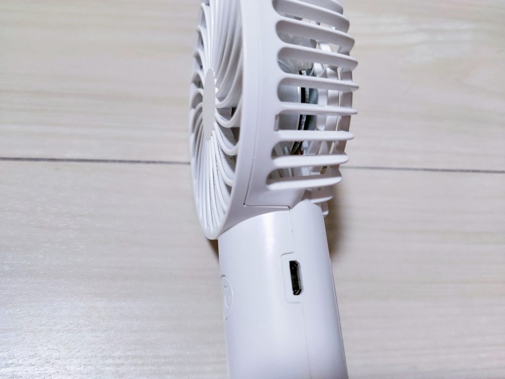 ニトリハンディファン サイドに充電ケーブル接続部分