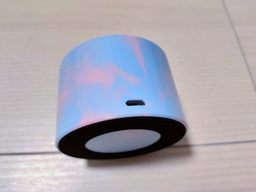 マーブル色スタンド 下に充電ケーブル接続部分