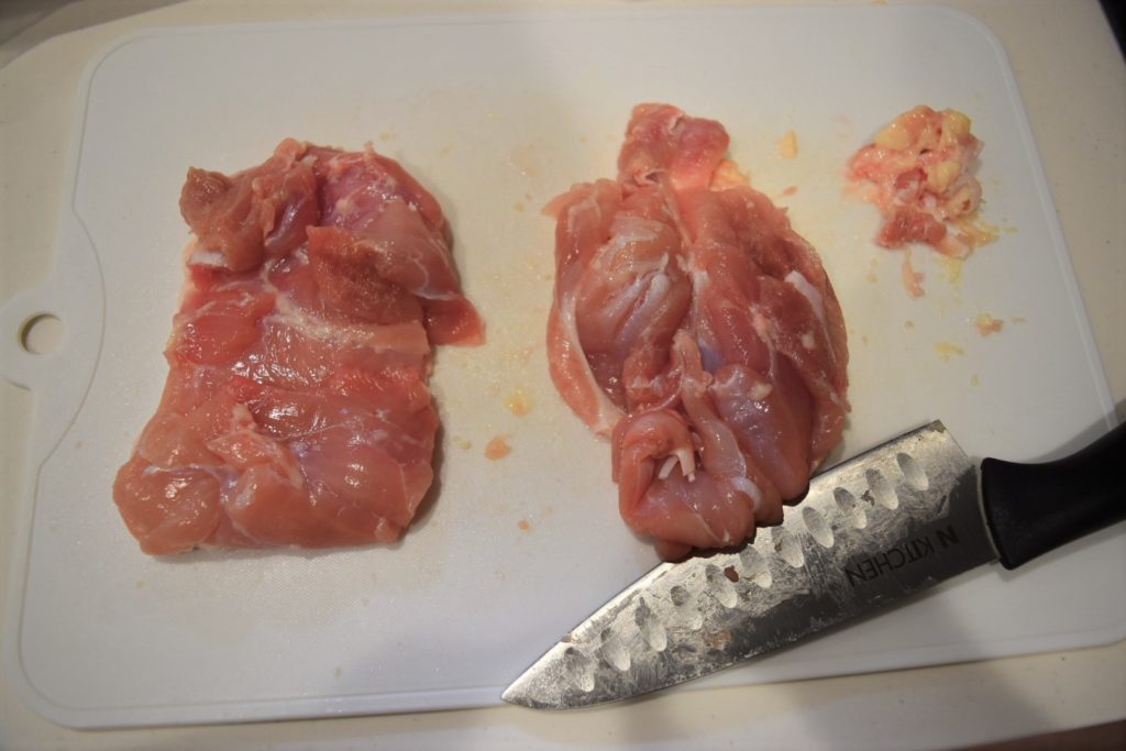 まな板の上に鶏もも肉