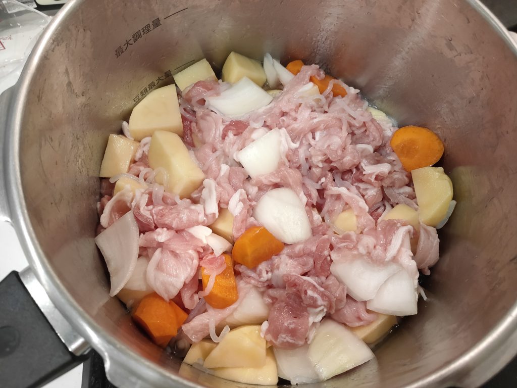 圧力鍋に肉じゃがの具材と調味料
