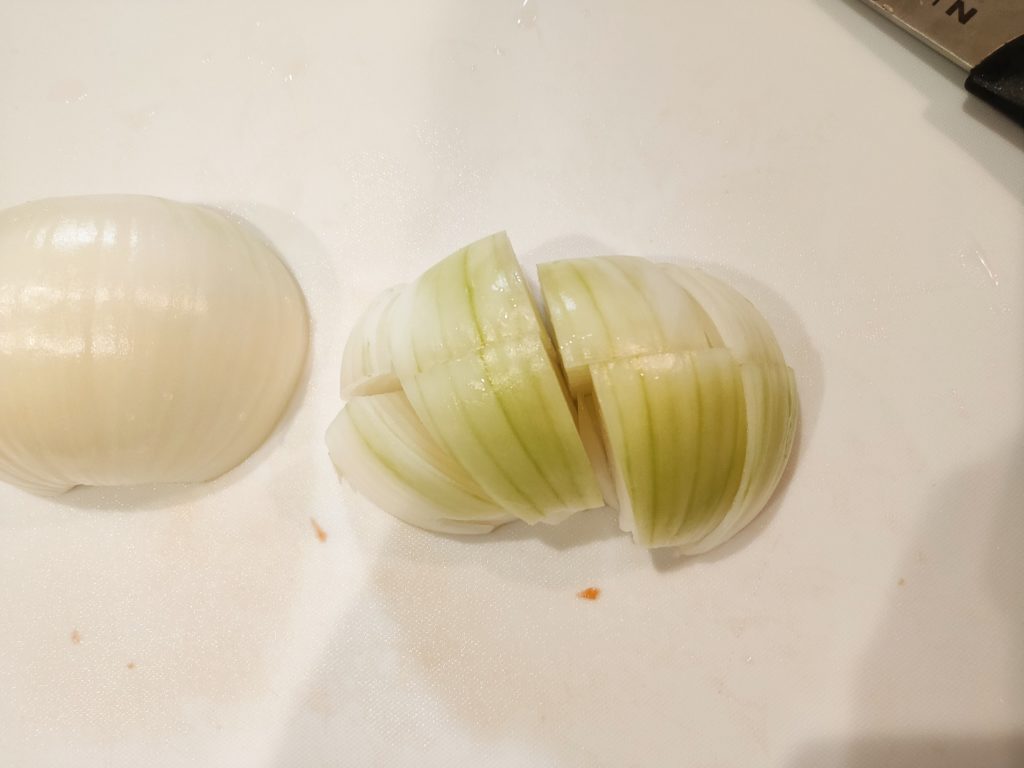 まな板に8等分した玉ねぎ1玉分