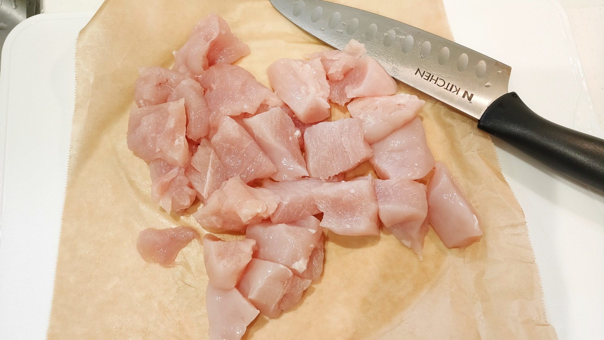 まな板の上に1口大にカットした鶏むね肉