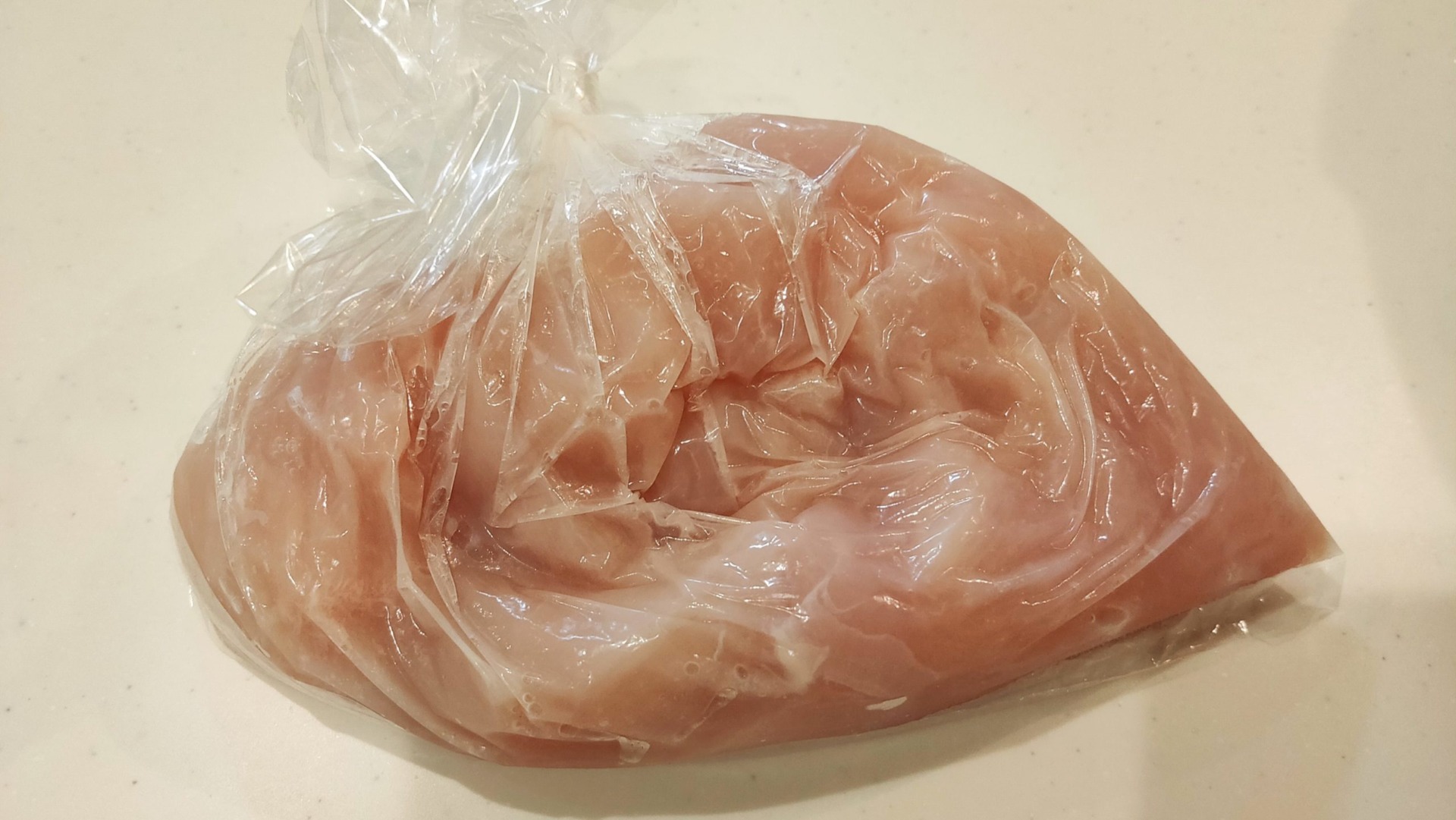 袋に入った、調味液に漬け込んだ鶏むね肉