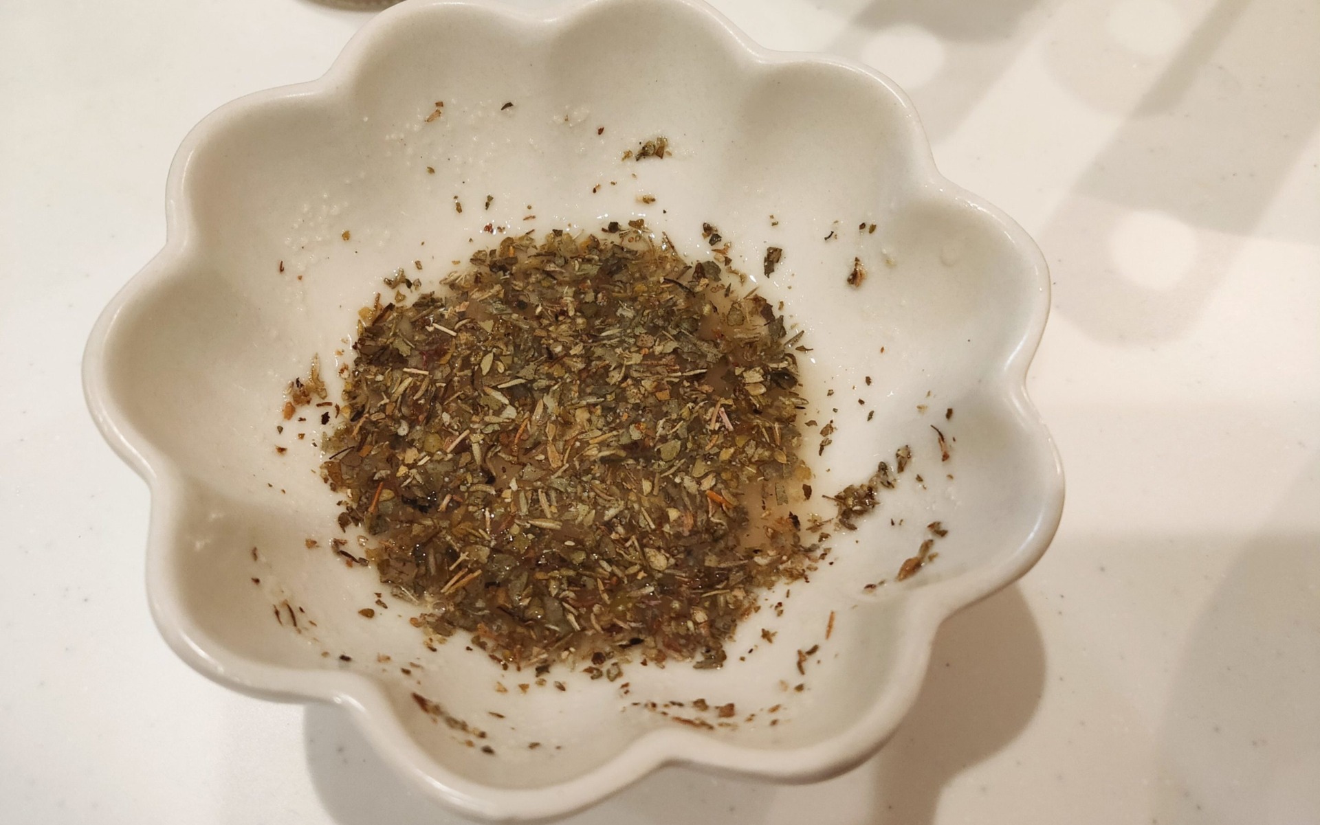 小皿にベビーリーフサラダ用のマリネ液を作る