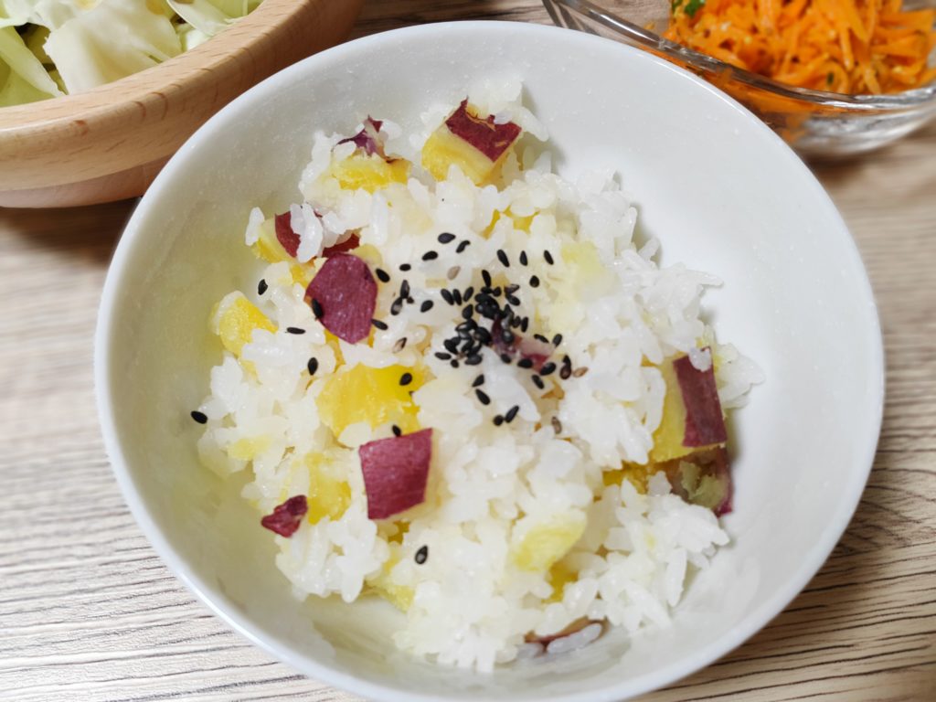 お茶碗にさつまいもご飯