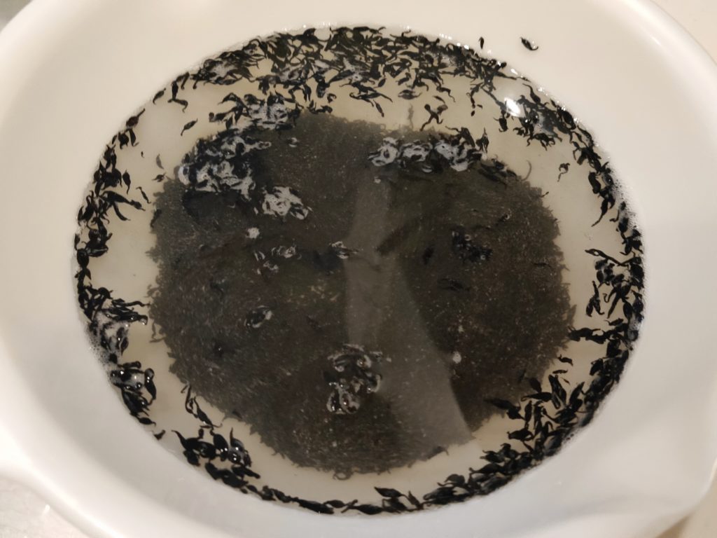 水を張ったボウルに乾燥ひじきを入れて戻している