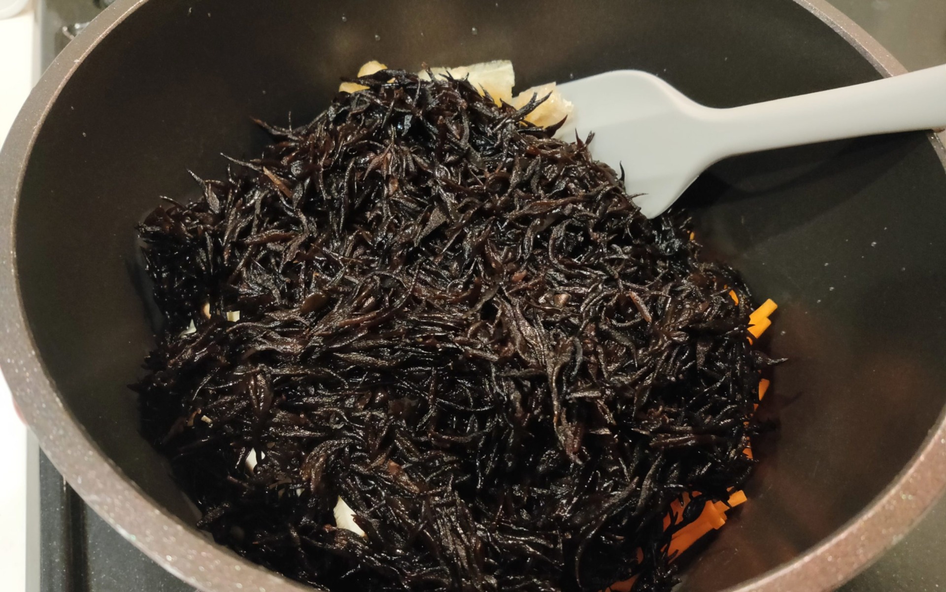 ひじきと切った材料が入った鍋