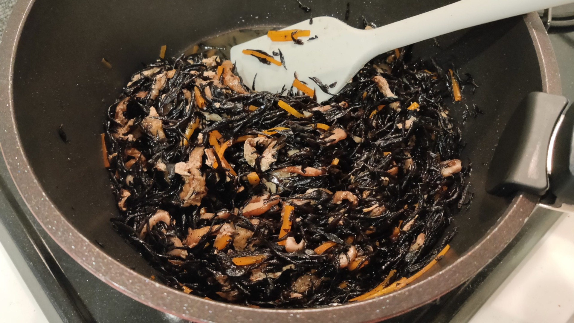 煮汁が無くなるまで煮詰めたひじき煮物