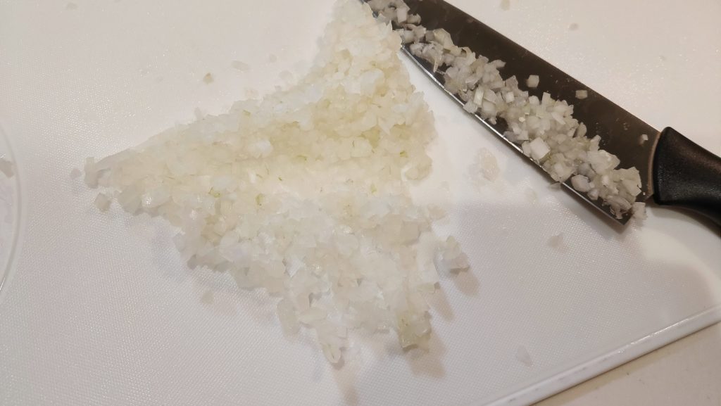 みじん切りしたたまねぎがまな板の上に乗っている