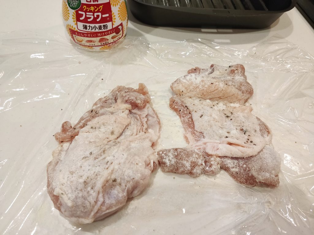 小麦粉をまぶした鶏もも肉