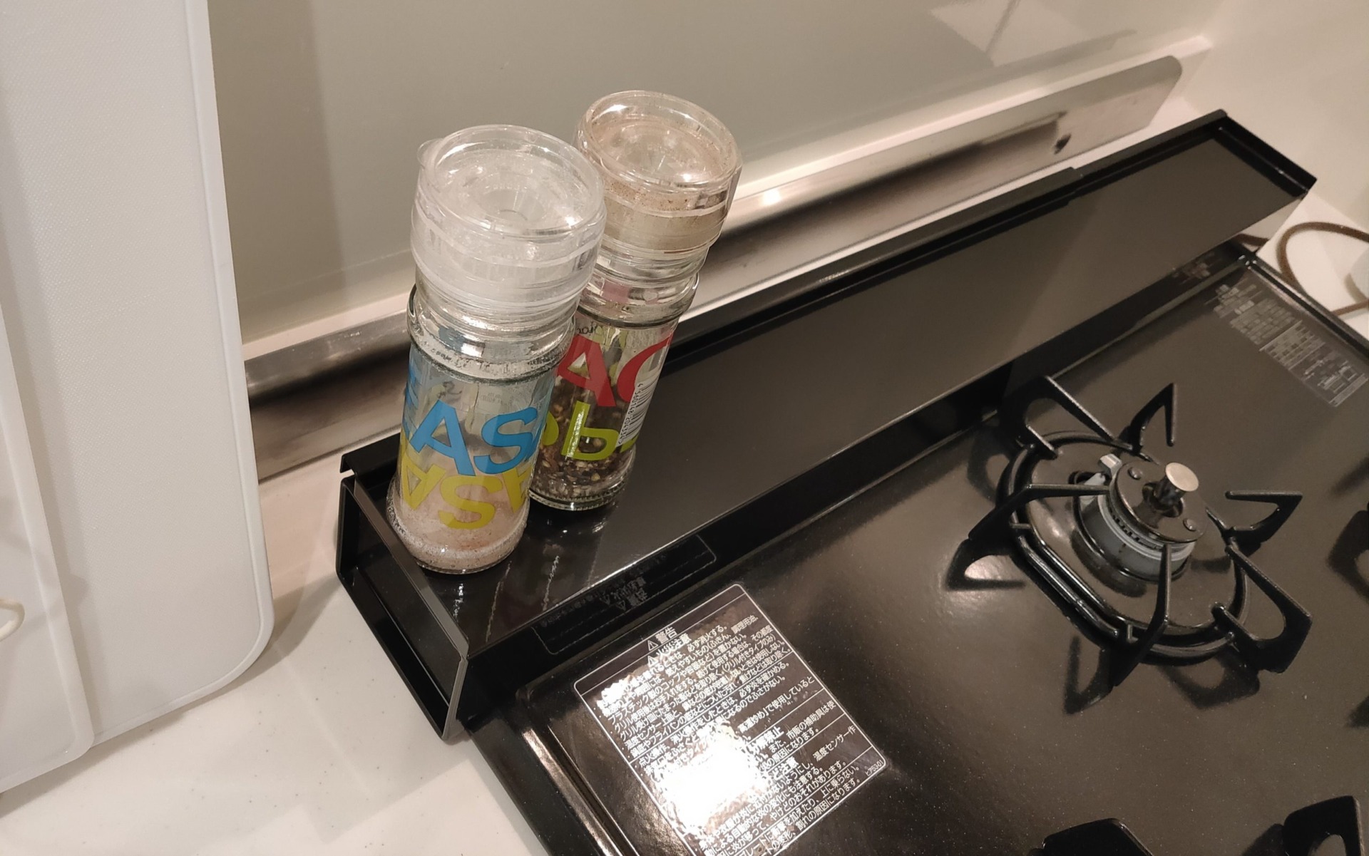 調味料を乗せた排気口カバー