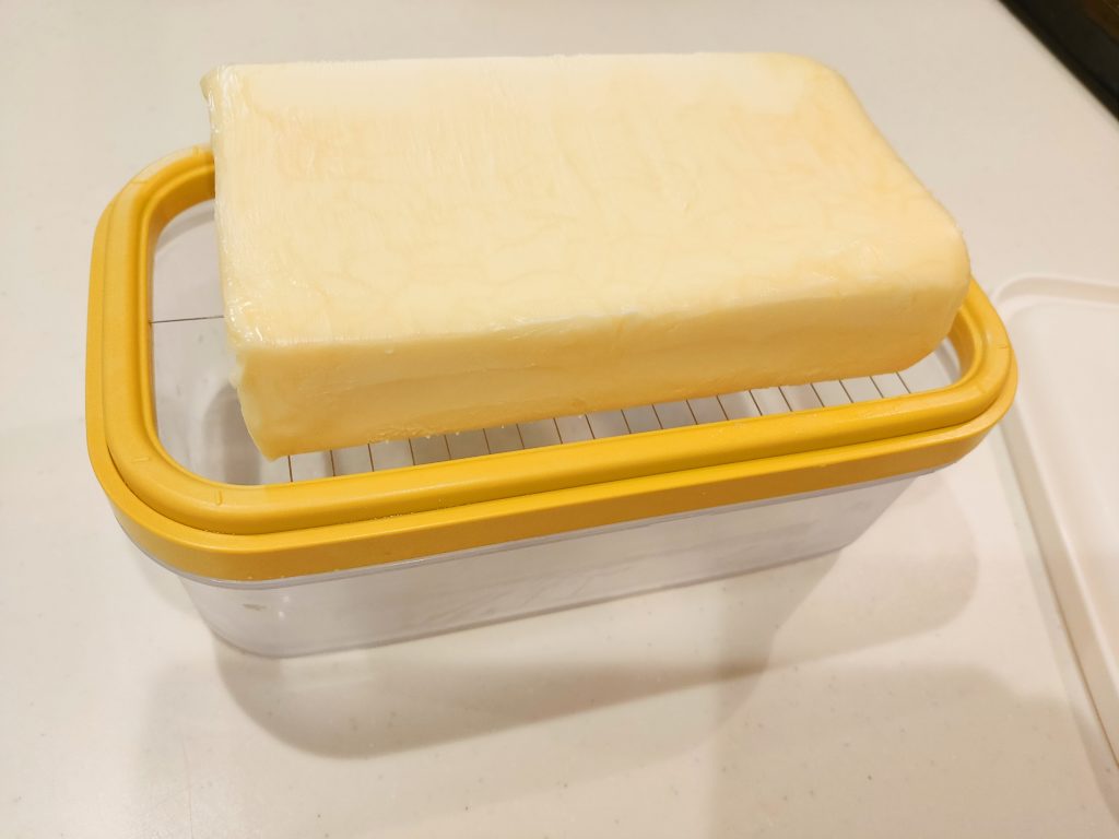バターカッターの上にバターを乗せた