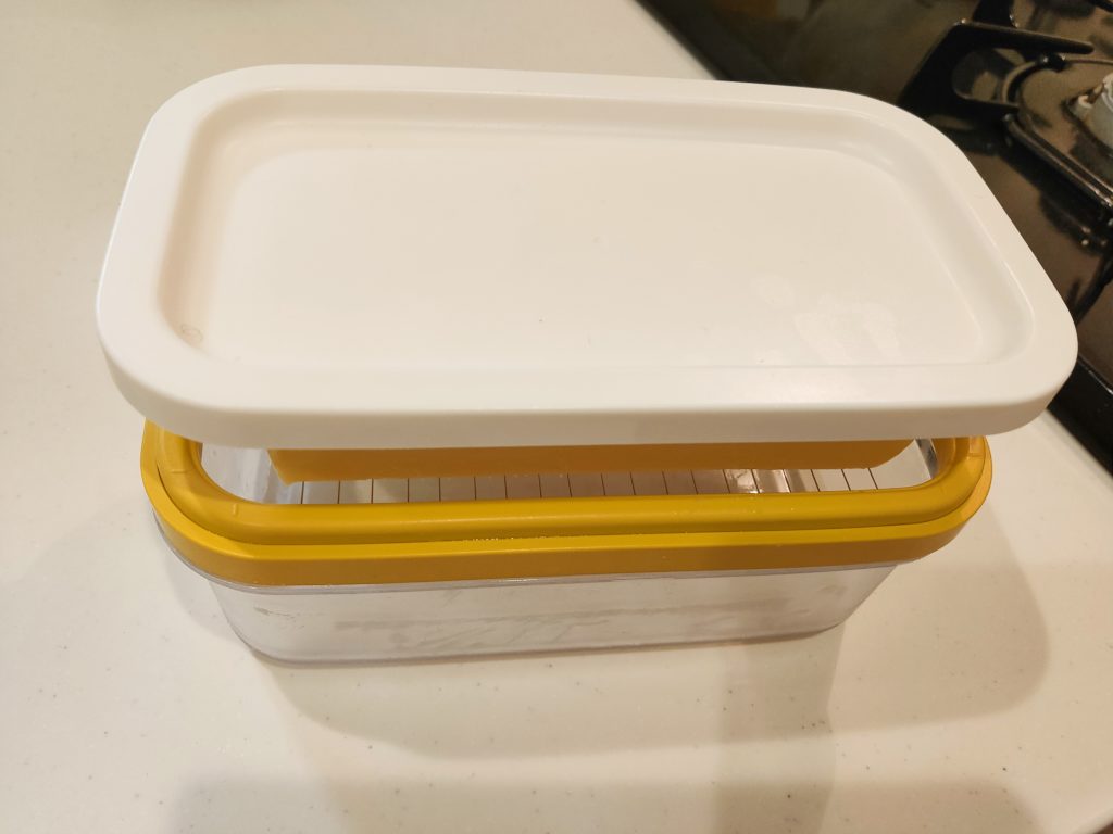 曙産業の「カットできるバターケース」の刃とフタでバターをカット
