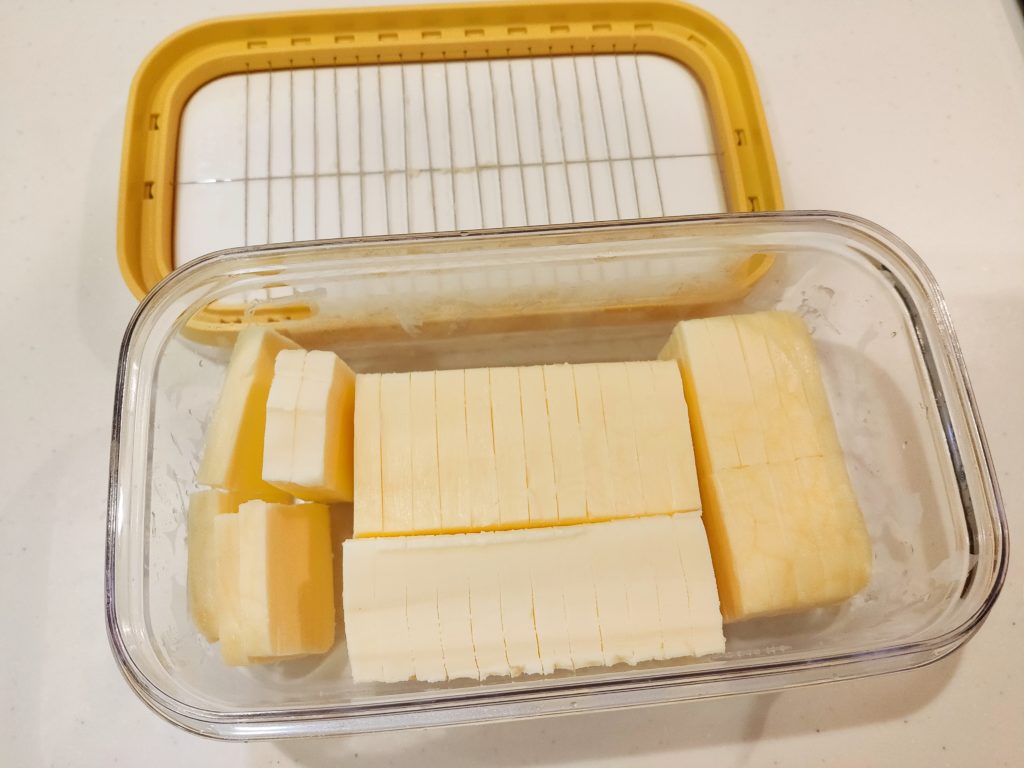 曙産業の「カットできるバターケース」で5gにカットされたバター