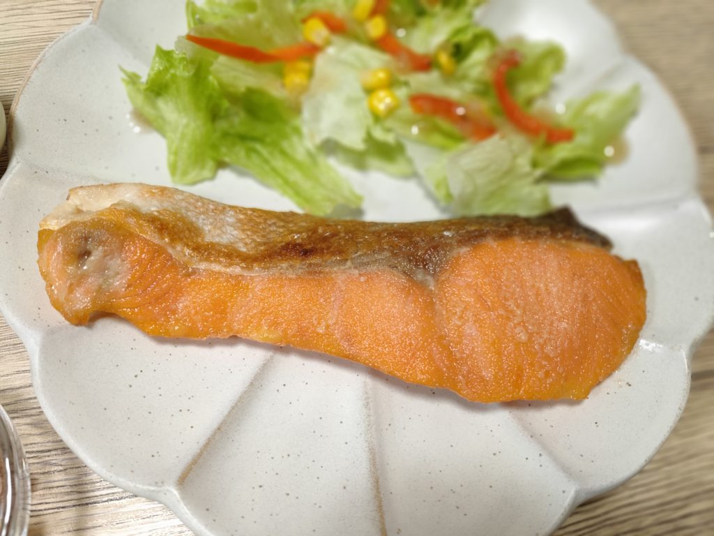 サーモンムニエルの乗った花柄の白いお皿