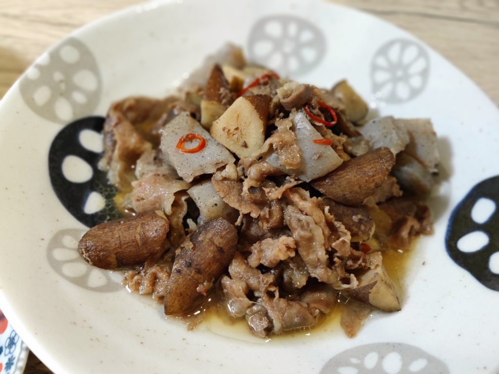 お皿に盛り付けた「牛ごぼうの甘辛煮」