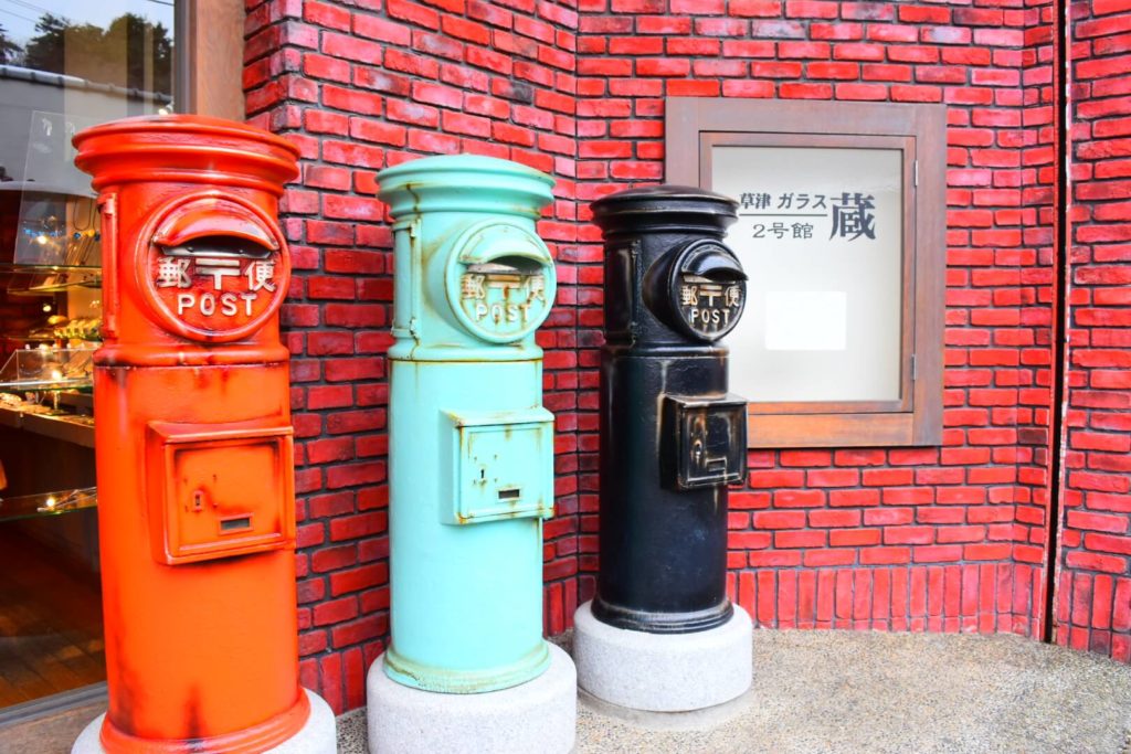 赤・水色・黒色のポスト