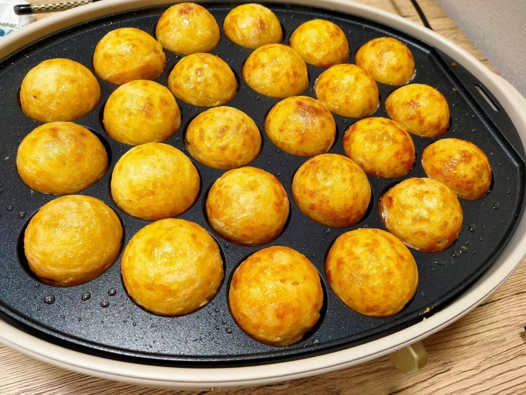 ブルーノのオーバルホットプレートでたこ焼きを焼いている