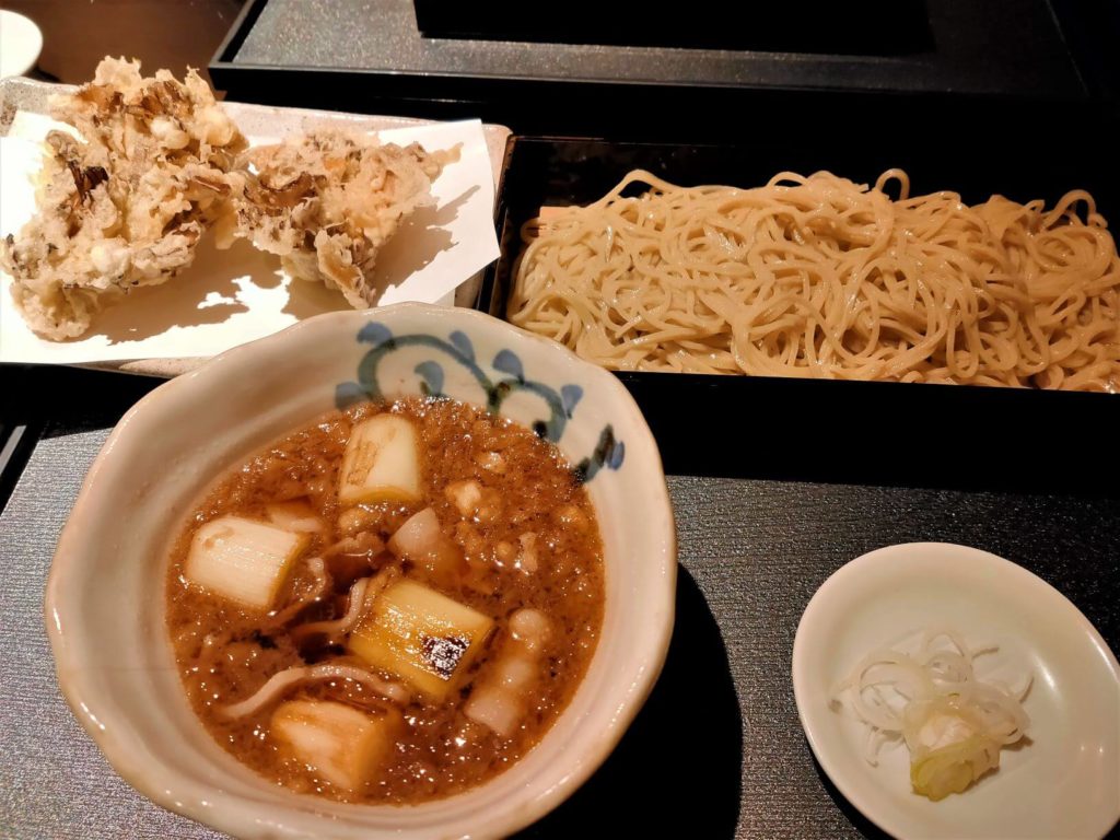 三國屋の「焦がし葱 肉汁そば」と「まいたけの天ぷら」
