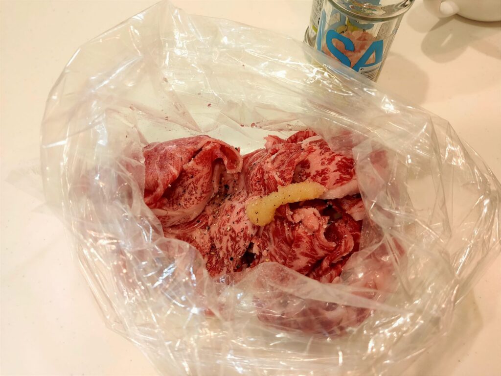 牛肉に下味をつける