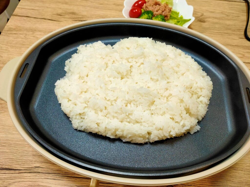 ブルーノホットプレートにご飯を盛り付ける