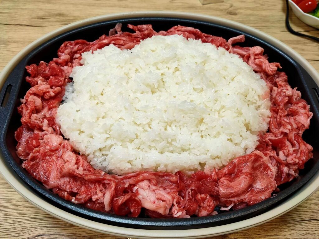 ごはんの周りに牛肉をのせ、飾り付ける