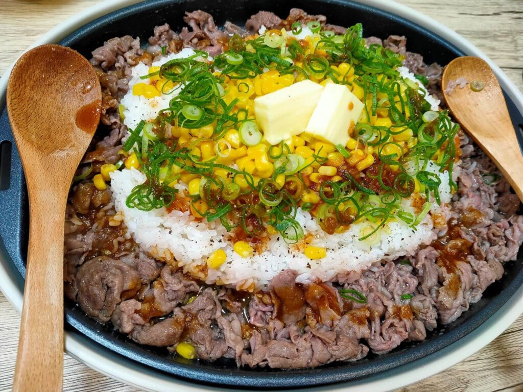 お肉に火か通ったら、味付けをしてご飯と混ぜ合わせながら炒める