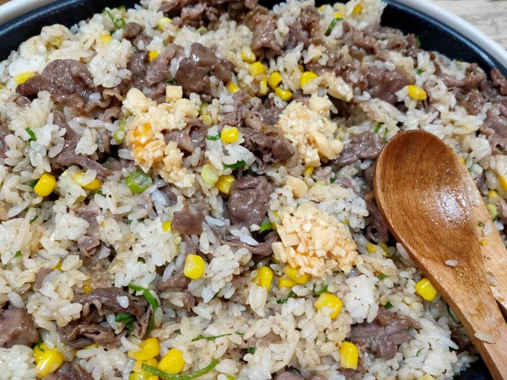 炒めたら、刻みニンニクを加え混ぜる
