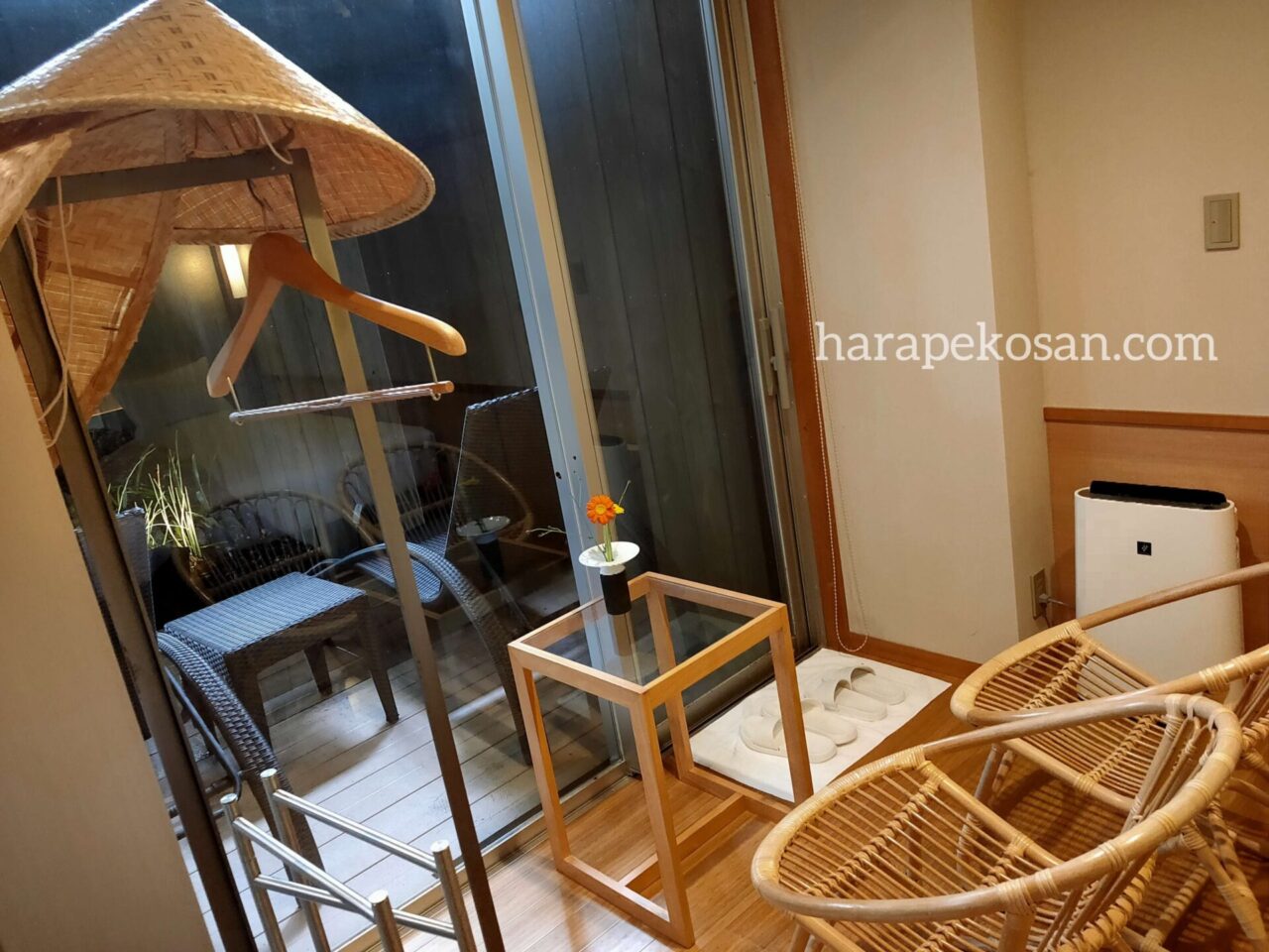 箱根強羅白檀 窓際のテーブルと椅子