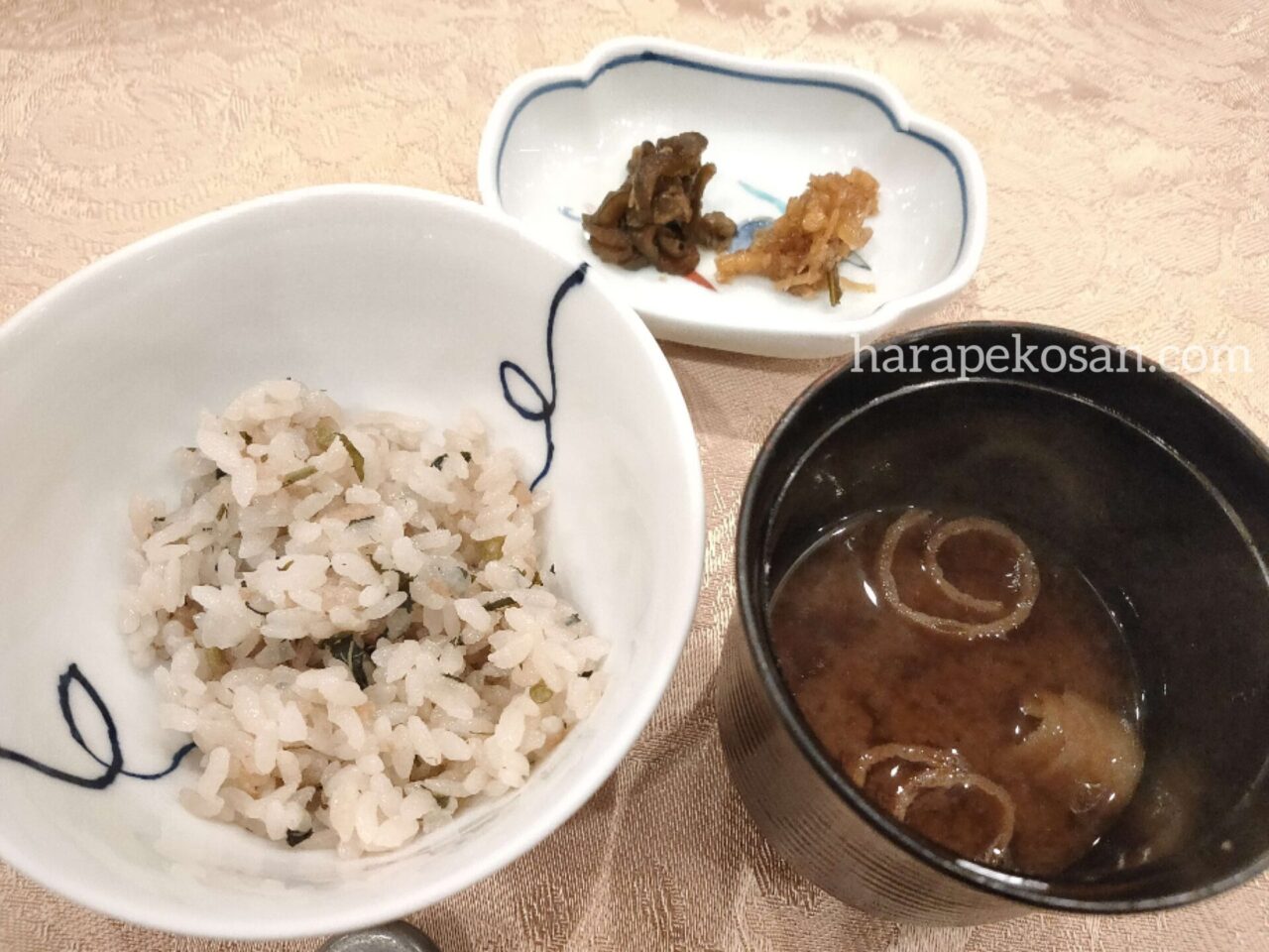 箱根湯本温泉 ホテルマイユクール祥月の食事 炊き込みご飯とお味噌汁